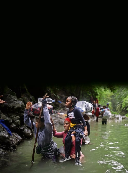Haitianos recorren el Tapón del Darién, Panamá, en su ruta a EU. Foto: Iván Valencia AP