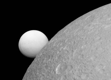 NASA muestra imagen de las lunas de Saturno