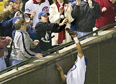 Obsequian anillo a odiado fan