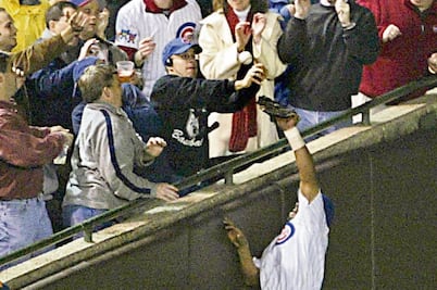 Obsequian anillo a odiado fan