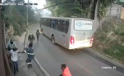 Pasajeros de autobús defienden y dan golpiza a hombre que agredía a mujer en autopista