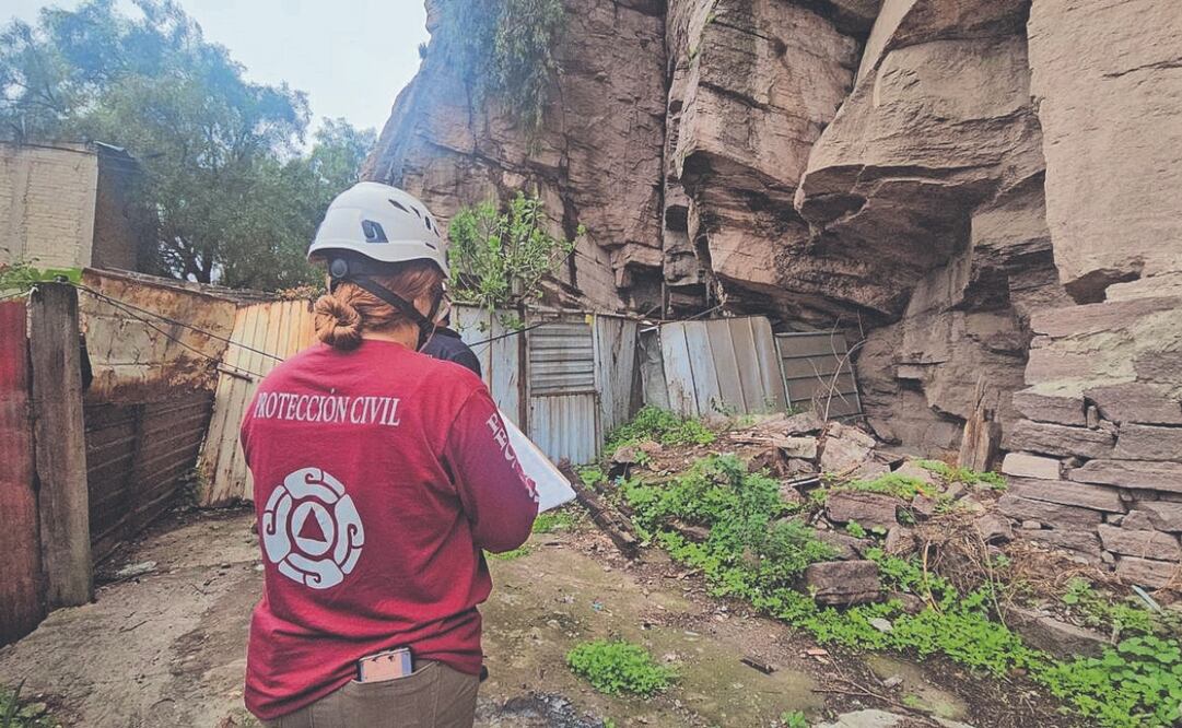 Autoridades reportaron la caída de rocas en un domicilio por la lluvia. Foto Especial