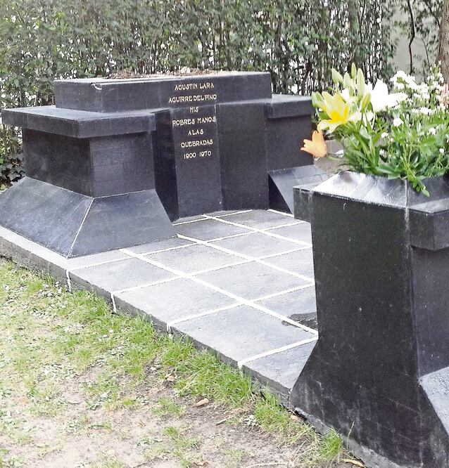 Agustín Lara, La estatua en la tumba del 'Flaco de Oro' fue objeto de un intento de robo el mes pasado. Vianey Lárraga, viuda de Lara, recibió la promesa de que se reforzará la vigilancia (VALENTE ROSAS. EL UNIVERSAL)