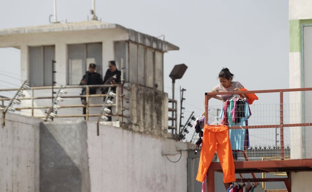 A female inmate hangs clothes in the Topo Chico prison, during a media tour, in Monterrey, Mexico, February 17, 2016 - Photo: Daniel Becerril/REUTERS