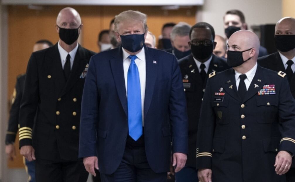 Donald Trump usa cubrebocas por primera vez en público en hospital militar