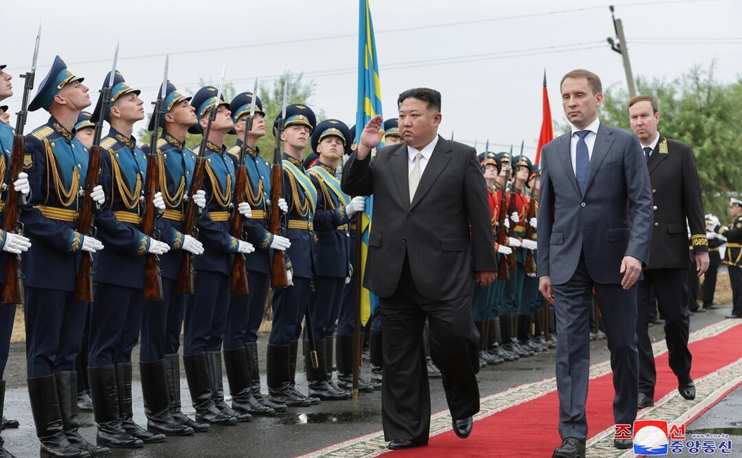 Líder norcoreano Kim Jong Un revisa una guardia de honor durante una ceremonia de envío en el final de su visita, en Vladivostok, Rusia. Foto: EFE