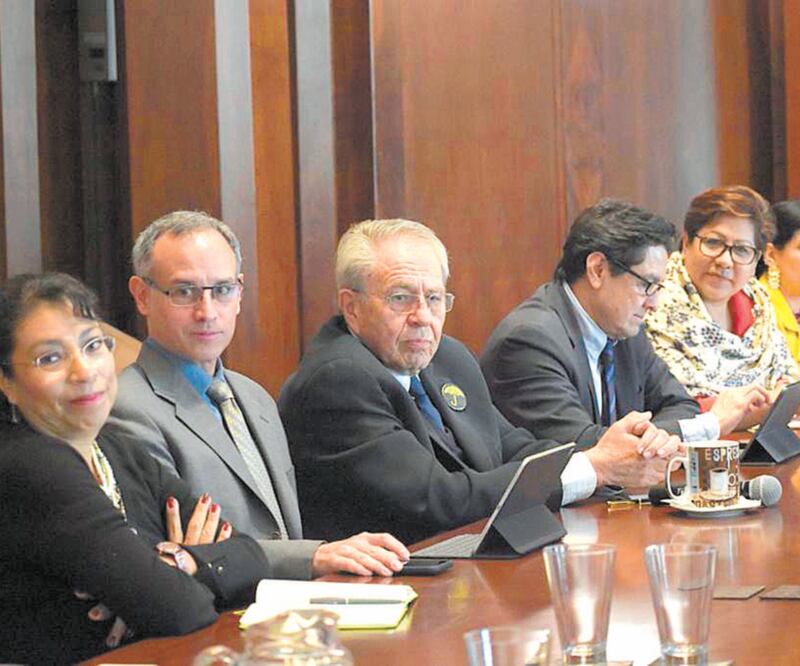 El secretario de Salud, Jorge Alcocer (centro), y el titular de la Comisión Coordinadora de Institutos Nacionales de Salud, Gustavo Reyes (tercero de der. a izq.). Foto: ESPECIAL