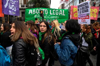 Médico en Argentina amenaza con practicar "abortos sin anestesia"; lo despiden