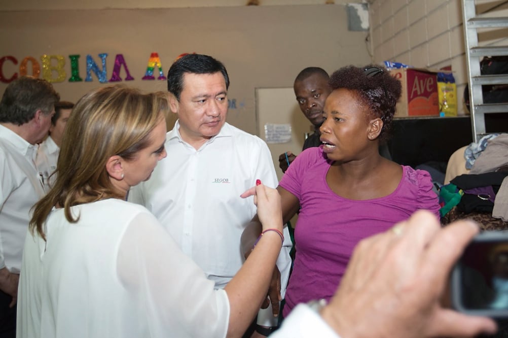 El secretario de Gobernación visitó a migrantes de un albergue en Mexicali (CORTESÍA SEGOB)