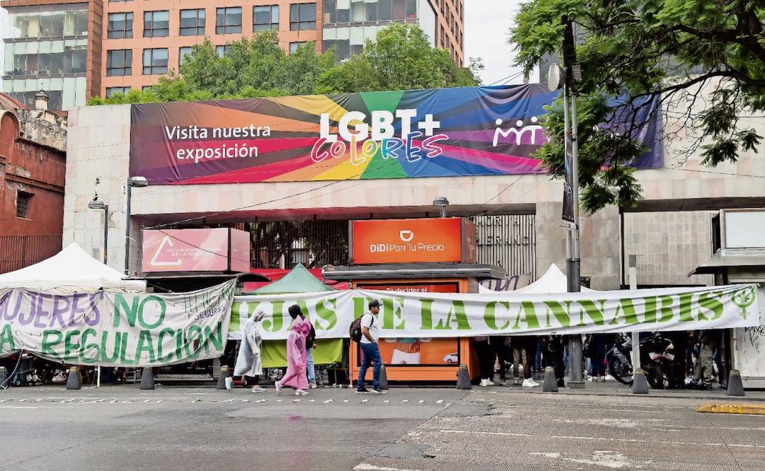 Punto de consumo de cannabis frente al Museo Memoria y Tolerancia en avenida Juárez, en la Ciudad de México. Foto: Hugo Salvador / EL UNIVERSAL