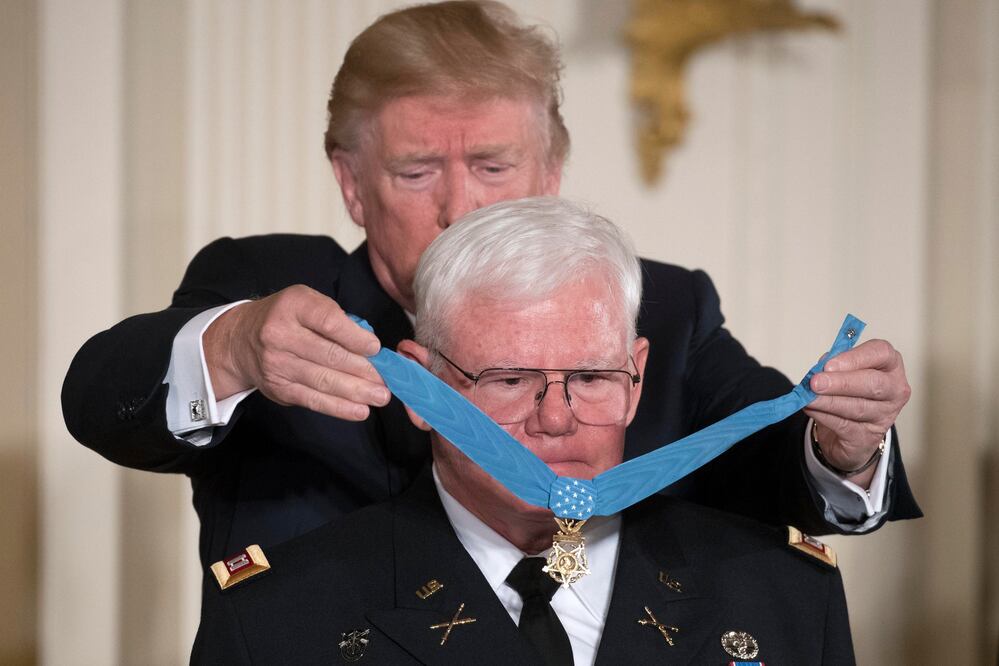 El presidente de Estados Unidos Donald Trump entrega la Medalla de Honor al capitán retirado del ejército de EU, Gary M. Rose (Foto: EFE)