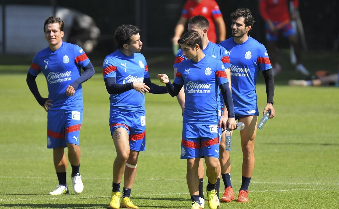 Isaac Brizuela, Alan Mozo y Antonio Briseño en la última práctica de Chivas antes de viajar a España / Foto: Imago7