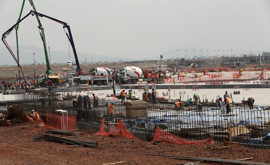“Si le dices a un proveedor que ya no lo vas a hacer aquí en Texcoco y que lo vas a hacer en otro lugar, cambias sustancialmente el contrato", dijo Moisés Kalach. (Foto: EFE)