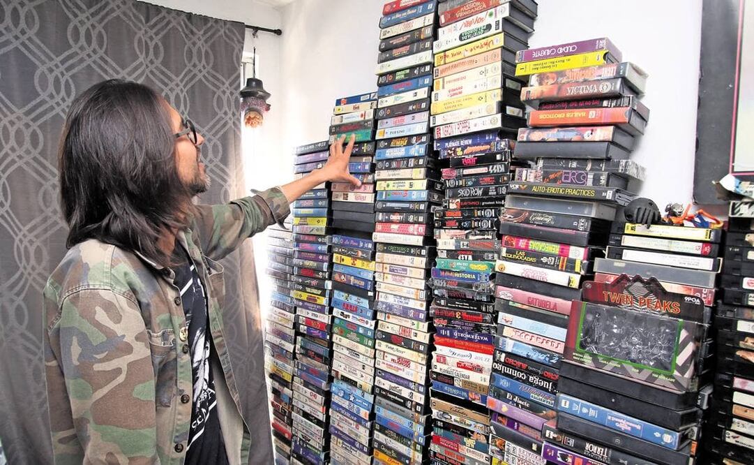 Hasta la fecha hay quienes coleccionan discos de vinilo, grabadoras, consolas de videojuegos o casetes VHS, como es el caso de Dirceu Castro. Archivo EL UNIVERSAL.