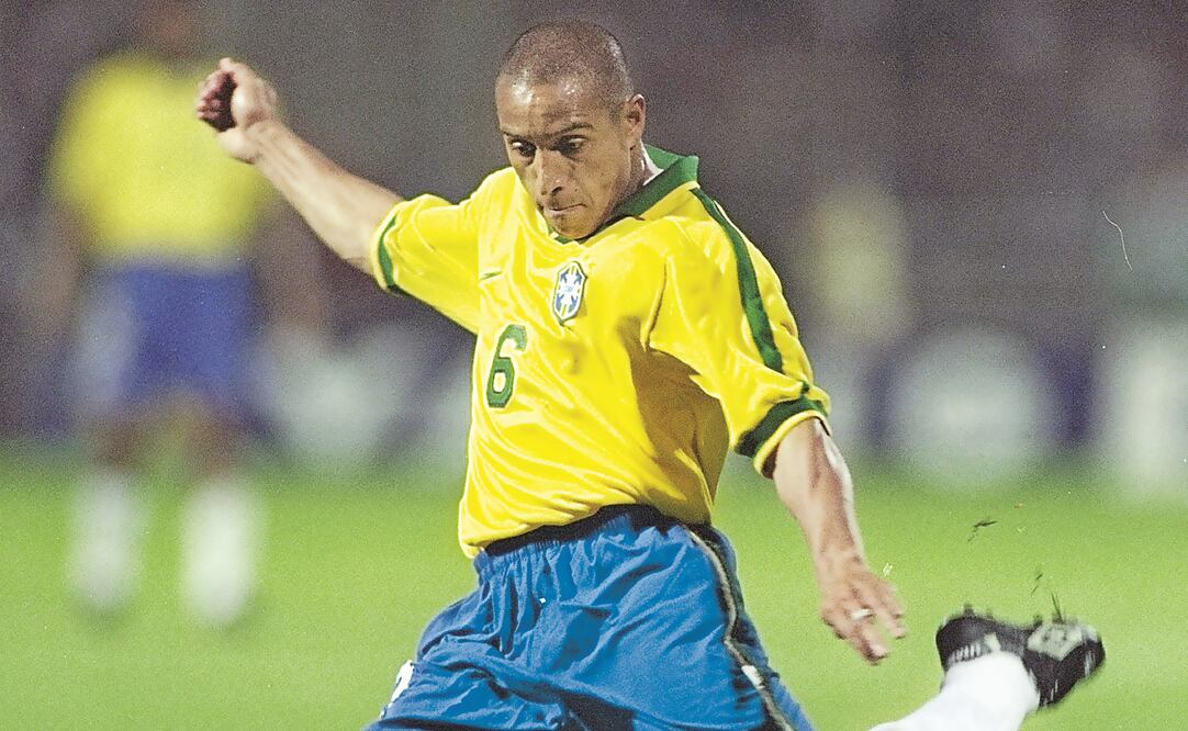 En 1997, el lateral de Brasil asombró con un tiro libre. (GETTY IMAGES)