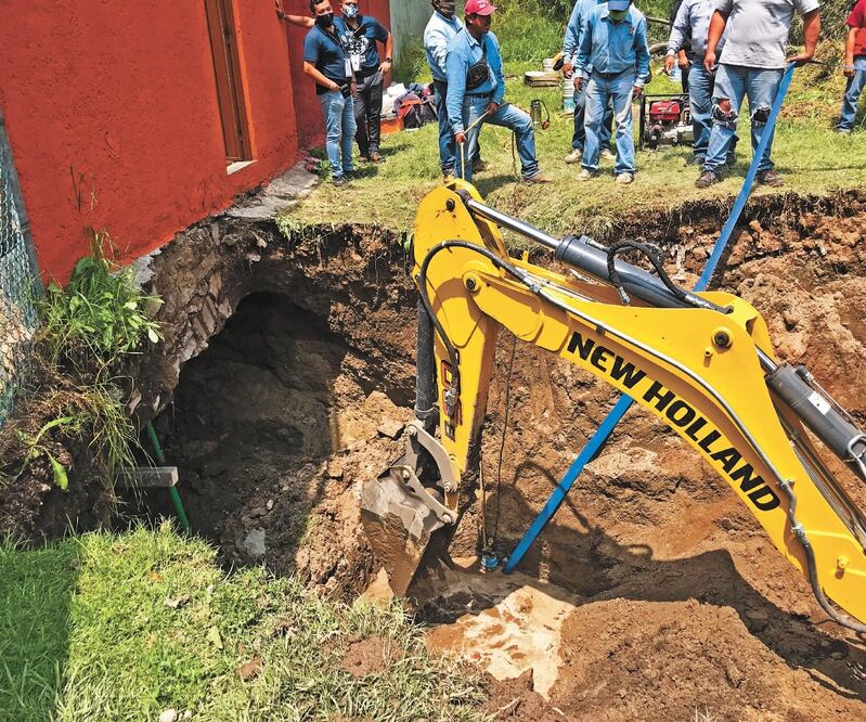 En Lomas Verdes, en la calle de Rocallosas, las lluvias provocaron socavones. REBECA JIMÉNEZ. EL UNIVERSAL
