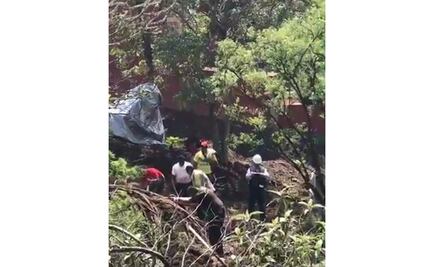 Constructores rompen ducto de agua potable en Naucalpan