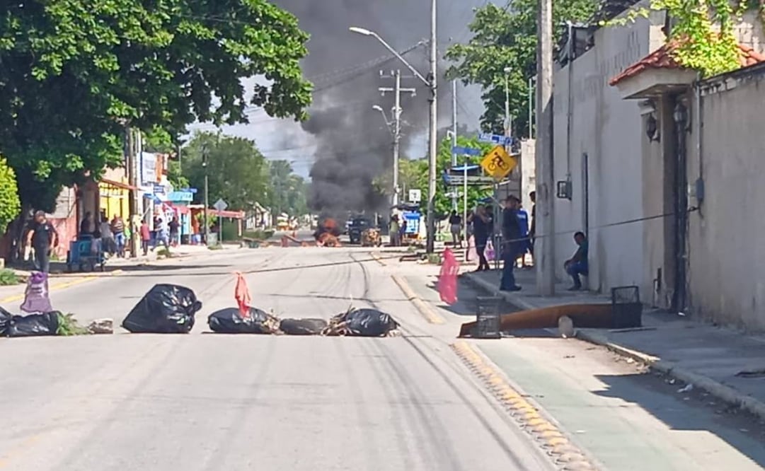 Bloquean calles de Mérida para exigir a la CFE restablecimiento de electricidad (29/09/2025). Foto: Especial