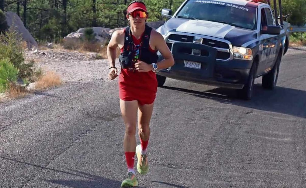Este año, Chava ya realizó su primera carrera; recorrió 417 kilómetros, de Chihuahua a Guachochi, para dar y buscar apoyos para comunidades tarahumaras. Foto: Especial