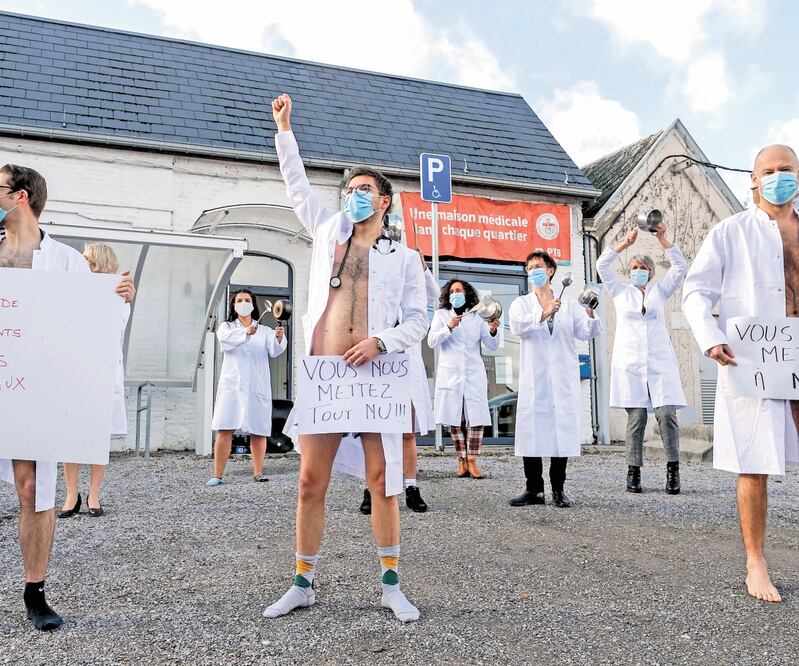 Médicos y trabajadores de un centro de pruebas Covid protestan para reclamar nuevas medidas y ayuda para el sector salud en Charleroi, Bélgica, ante la crisis por el coronavirus. Foto: EFE