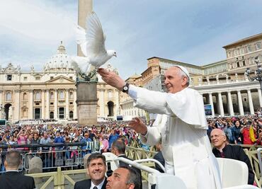 Muere el Papa; alistan sucesión