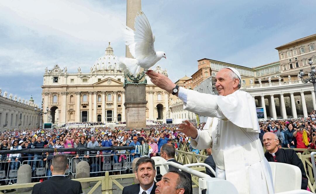 El Papa lanzó una paloma blanca ante los peregrinos, tras su audiencia general semanal en la Plaza de San Pedro en 2013. Foto: AFP/Archivo