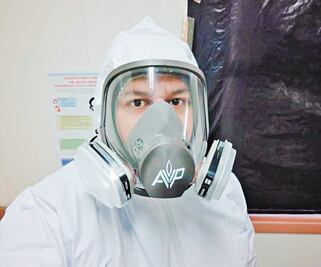 Estamos viviendo con la muerte cara a cara: médico Covid