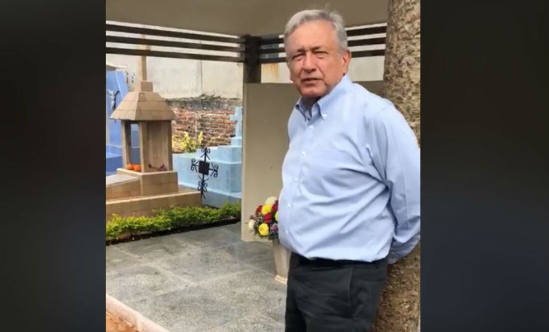 "En 2 de noviembre estoy aquí, aquí están sepultados mis padres y mi hermano en el panteón de Villahermosa", dijo López Obrador. FOTO: Captura de pantalla