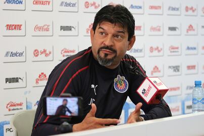 Cardozo regaña a jugadores de Chivas tras derrota ante Rayados