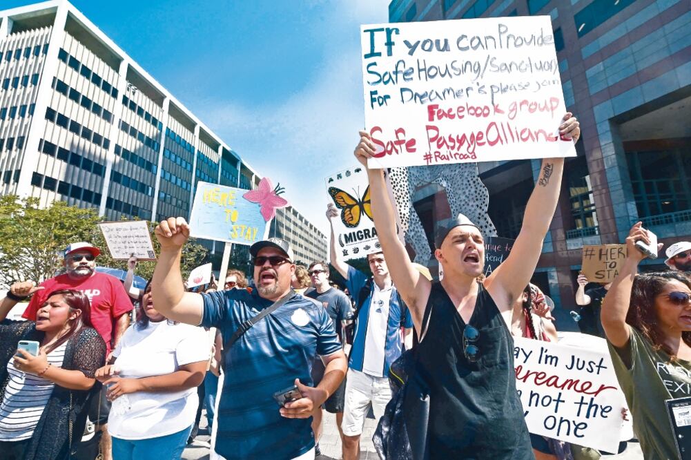 Migrantes y simpatizantes salieron a las calles de Los Ángeles y aseguraron que pese al fin del DACA, lucharán por permanecer en Estados Unidos, país del que afirman ser parte, pese a lo que alegan los políticos antiinmigrantes. (FREDERIC J. BROWN. AFP)