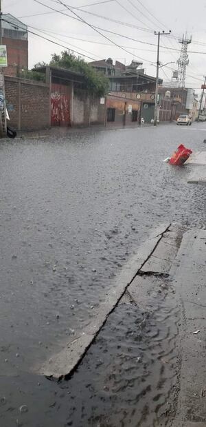 Dejan lluvias encharcamientos al oriente del Valle de México