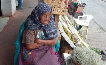 A sus 96 años, Doña Chepita elabora adornos de "pashti" y piñitas para pesebres de Navidad