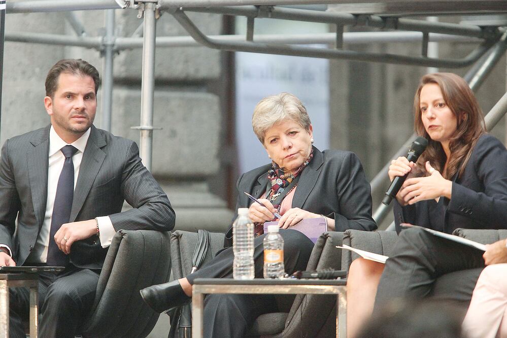 El titular de la Semarnat, Rafael Pacchiano; la secretaria ejecutiva de la Cepal, Alicia Bárcena, y Suneeta Kaimal, durante su participación en la Cumbre de la Alianza por el Gobierno Abierto (LUCÍA GODÍNEZ. EL UNIVERSAL)