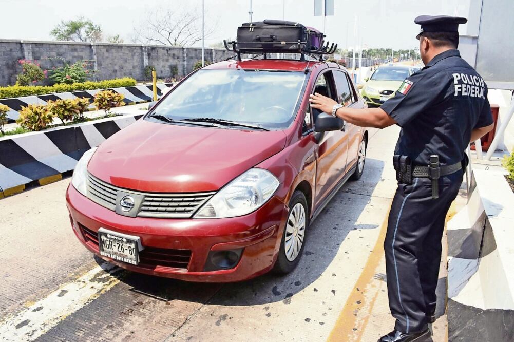 La Policía Federal vigila las casetas de la carretera México-Acapulco, que mantienen un descuento de 25% en su costo desde que los huracanes Ingrid y Manu el afectaron en 2013 a Guerrero (POLICÍA FEDERAL)