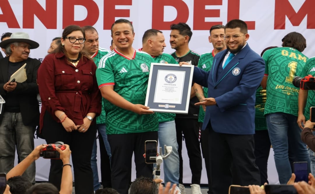 GAM rompe récord de mural futbolero a pincel más grande del mundo. Foto: Karla Guerrero