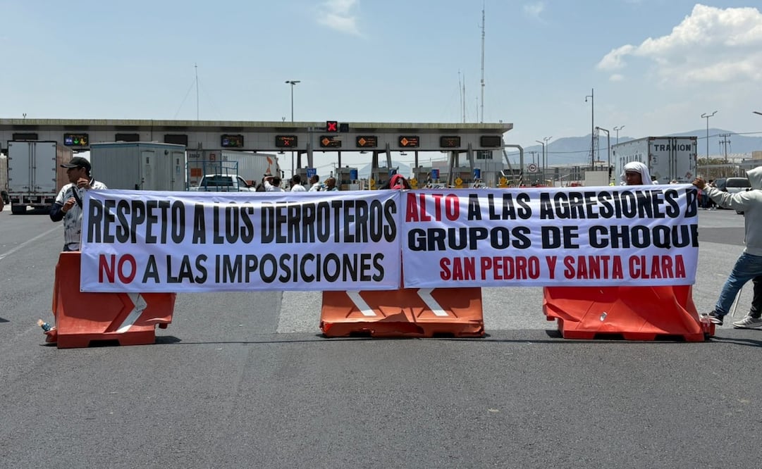 Un grupo de transportistas bloquea de manera parcial la caseta de cobro T1 Tultepec del Circuito Exterior Mexiquense. Foto: especial