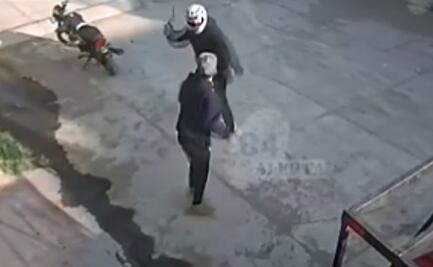 Video. Hombre enfrenta a delincuente armado en Los Reyes La Paz, Edomex