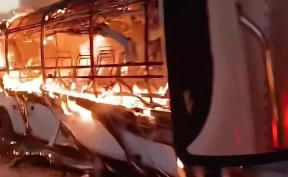 Incendio de autobús registrado por la mañana de este día fue ocasionado por presunta falla mecánica.
Foto: Especial.