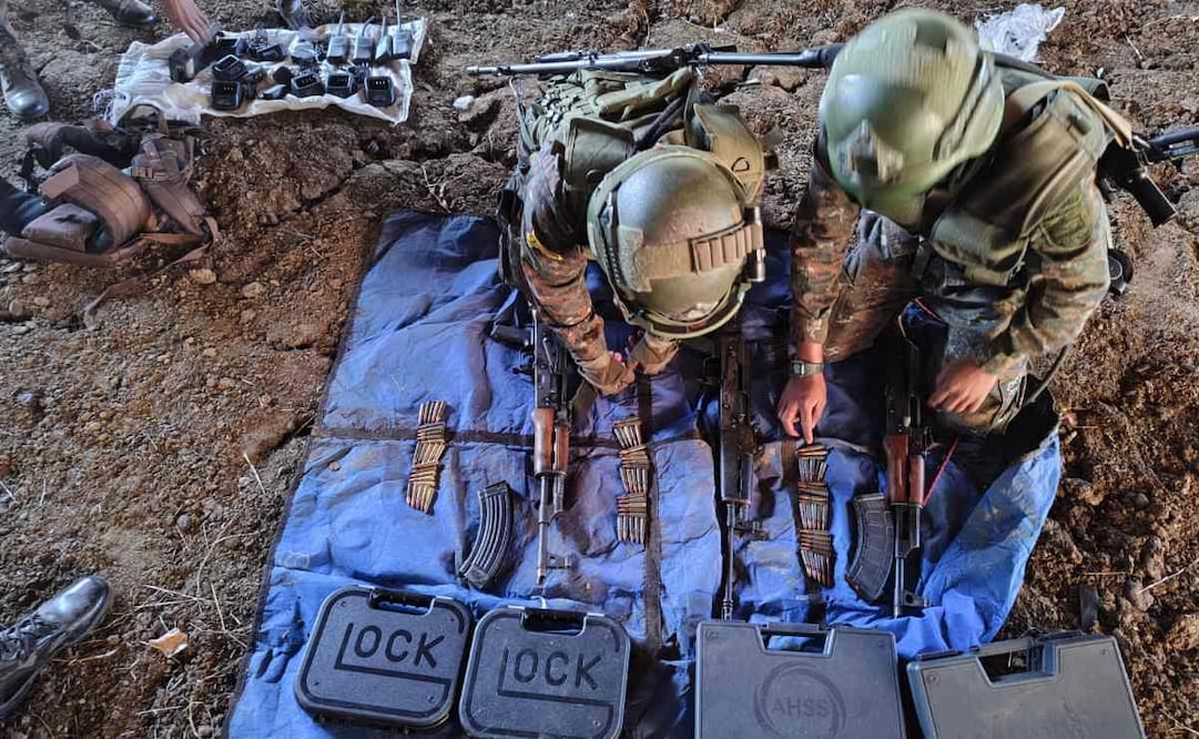 Incautan armas de fuego, 18 mil municiones y artefactos explosivos en Huehuetenango, Chiapas; hay 5 detenidos.
Foto: Especial.