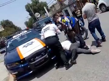 “¡Suéltela por favor": mujer policía es agredida por conductora que cometió una infracción en Edomex