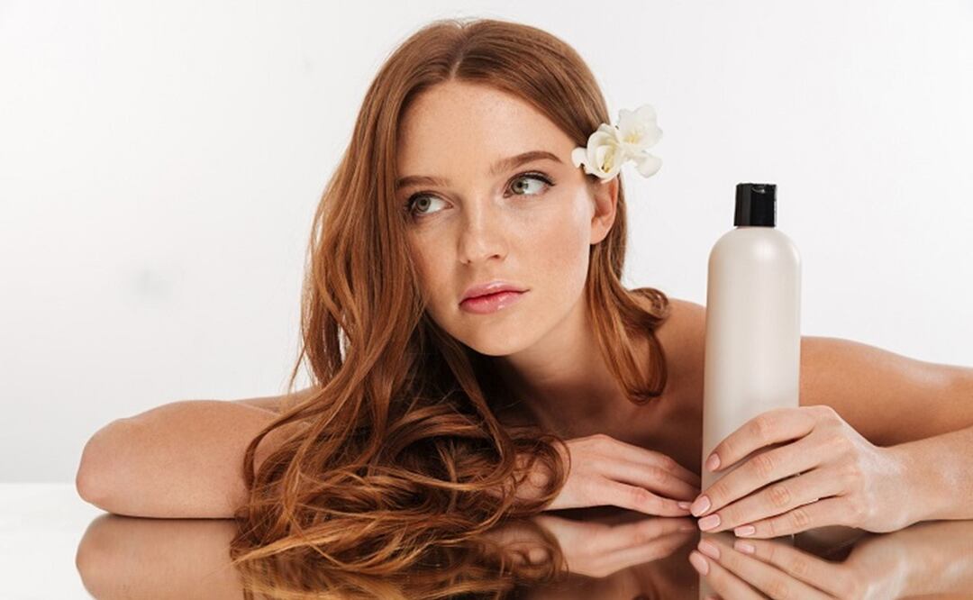 El acondicionador de pelo puede usarse para suavizar las brochas de maquillaje. Foto: Freepik