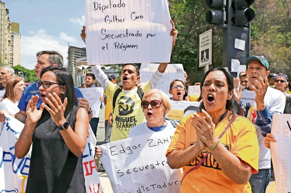 Opositores al gobierno de Nicolás Maduro protestaron ayer en las calles de Caracas. / MARTIN MEJIA. AP