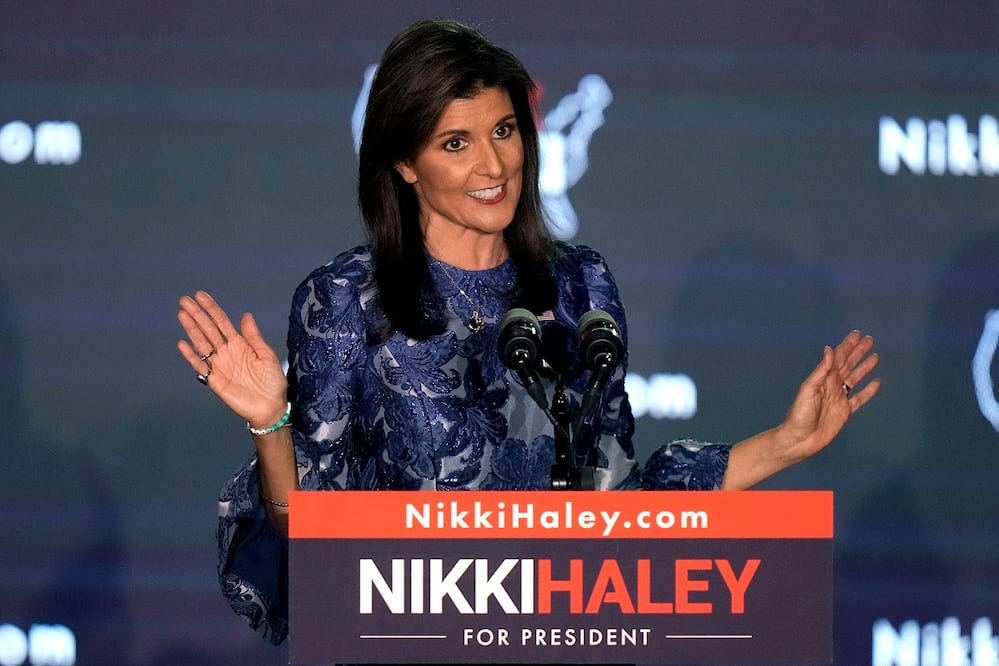 La aspirante a la candidatura presidencial republicana Nikki Haley habla en un acto electoral en Concord, Nueva Hampshire, tras perder las primarias del estado, el 23 de enero de 2024. FOTO: STEVEN SENNE. AP