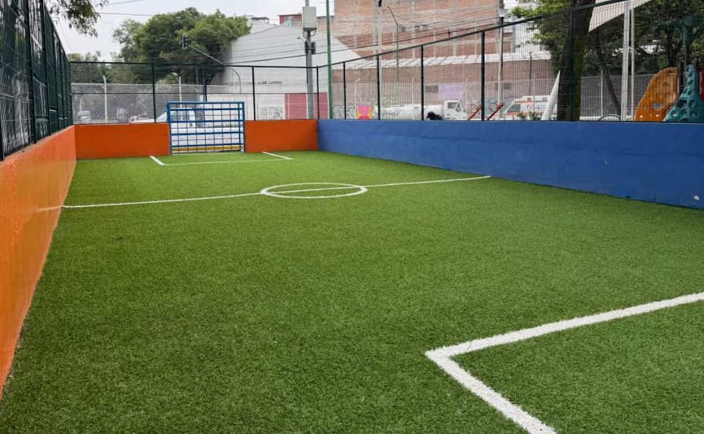 Los trabajos incluyeron la colocación de pasto sintético en la cancha de fútbol, donde anteriormente había concreto.
(07/09/26)
Foto: Especial.