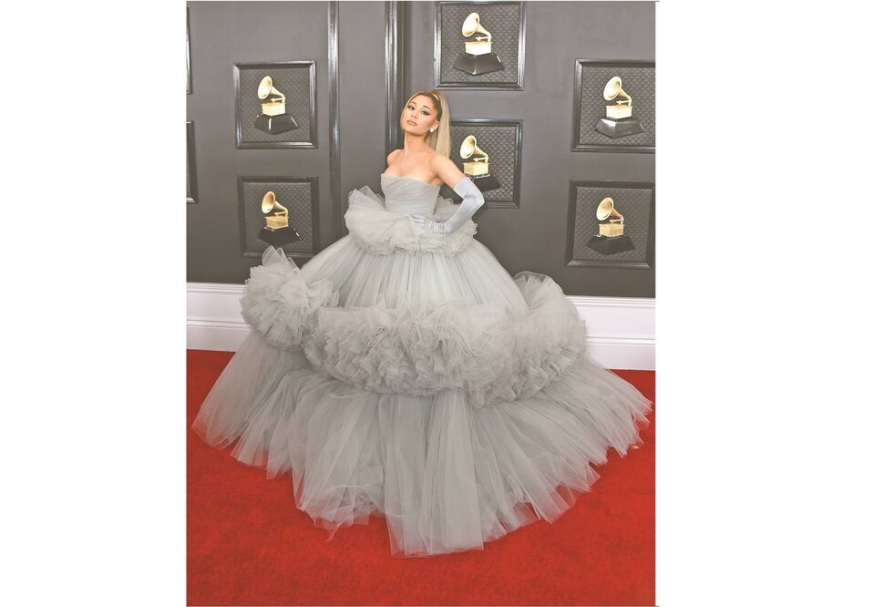 Ariana Grande se lució con un vestido de tul de corte princesa firmado por Giambattista Valli. Foto: AGENCIAS 