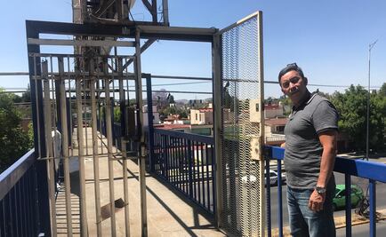 Vecinos instalan puerta en puente peatonal en Satélite