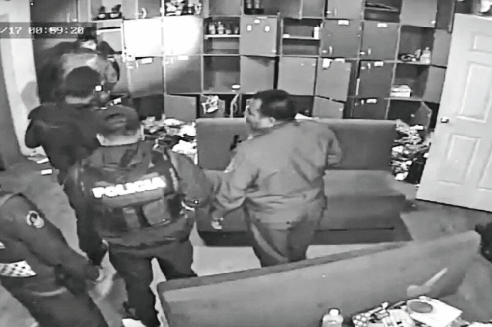 Una grabación capta a elementos de la SSP en el área de lockers, donde uno de ellos aparentemente deja una bolsa con envoltorios en un casillero. (TOMADA DE VIDEO)