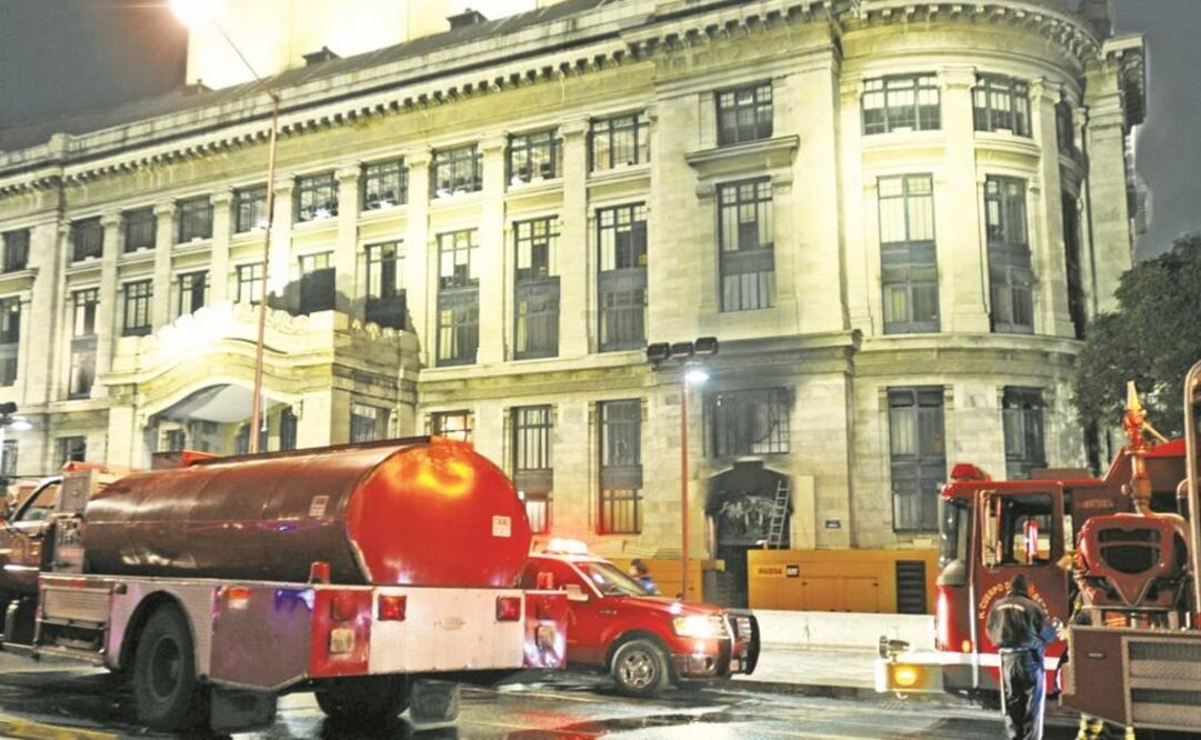 Empleados limpian las huellas del humo que presenta el mármol del enmarcamiento y la puerta de hierro forjado. (ALEJANDRO ACOSTA. EL UNIVERSAL)