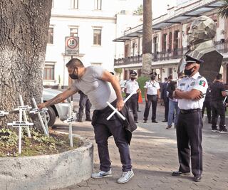 Irrumpen familiares de víctimas en la Segob