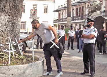 Irrumpen familiares de víctimas en la Segob